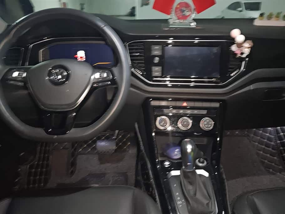 Volkswagen T-ROC exploring Songs