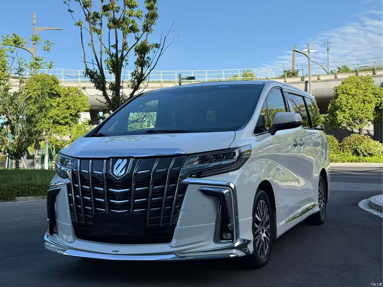 Toyota Alphard, 2017 1