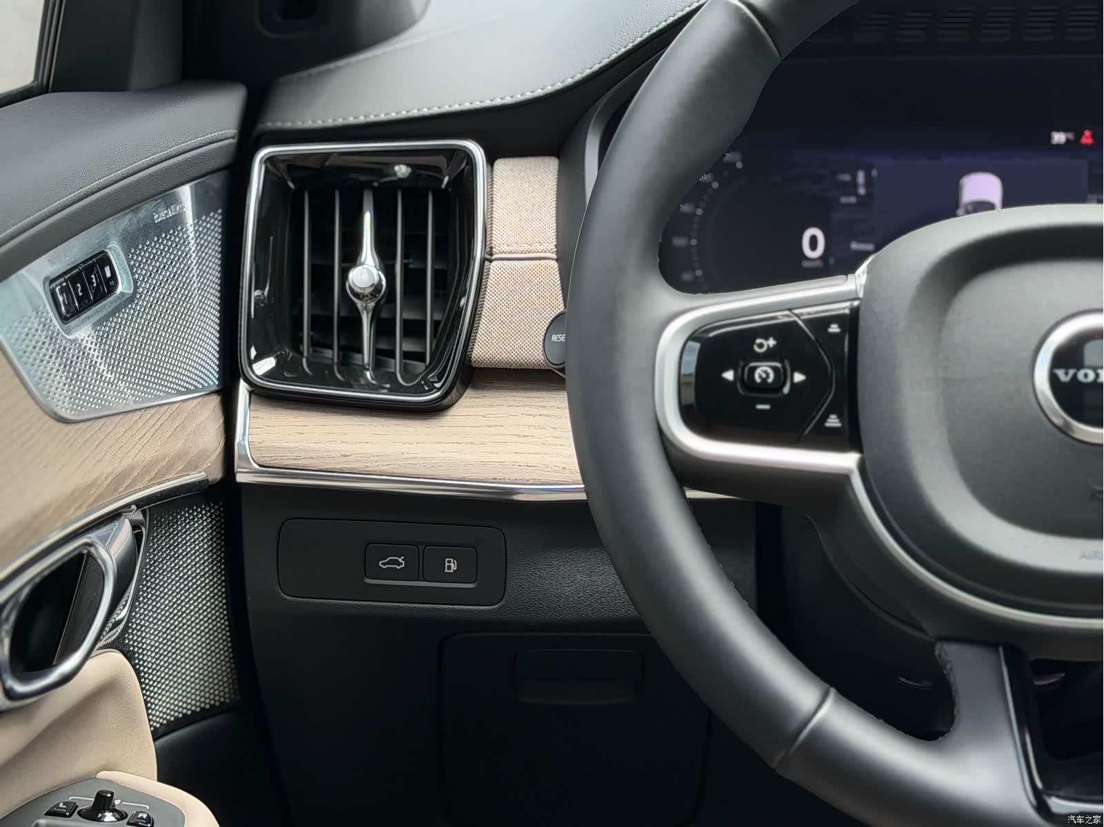 Volvo XC90, 2025 11