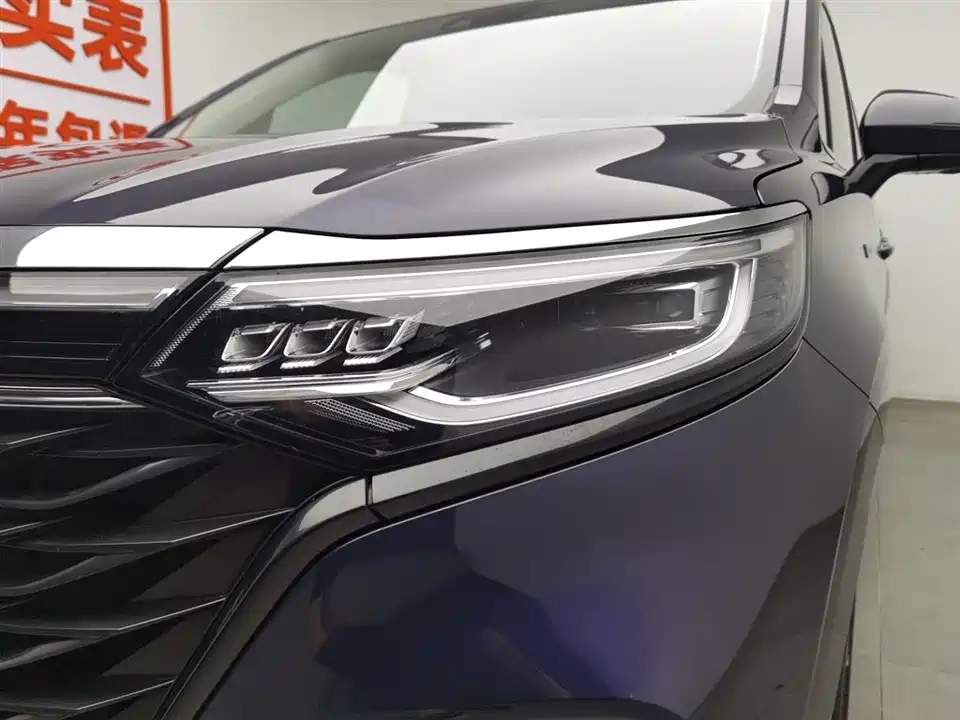 Roewe iMAX8