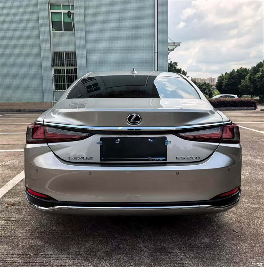 Lexus ES, 2022 все фото