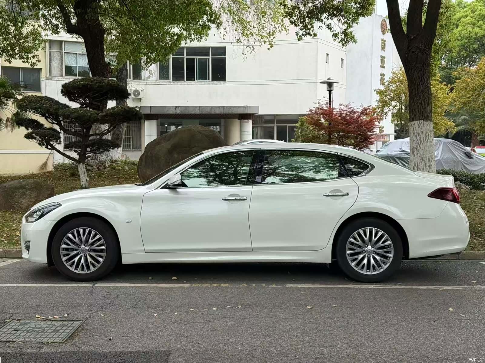 Infiniti Q70, 2016 3
