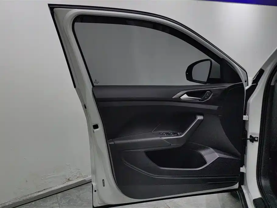 Volkswagen Exploring the shadow