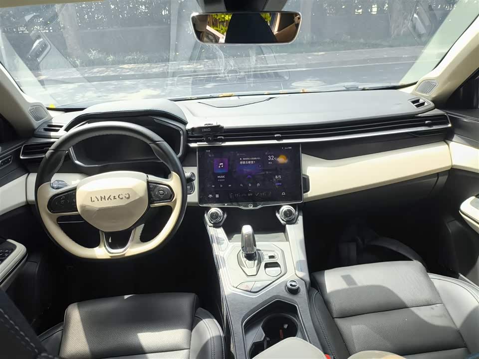 Lynk & Co 01