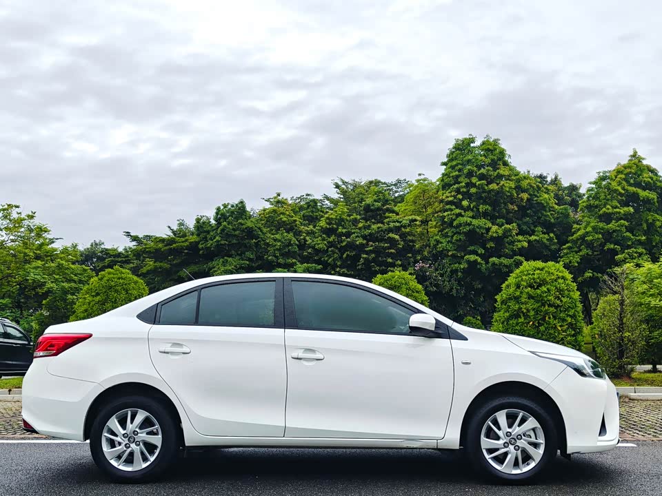 Toyota YARiS L to enjoy