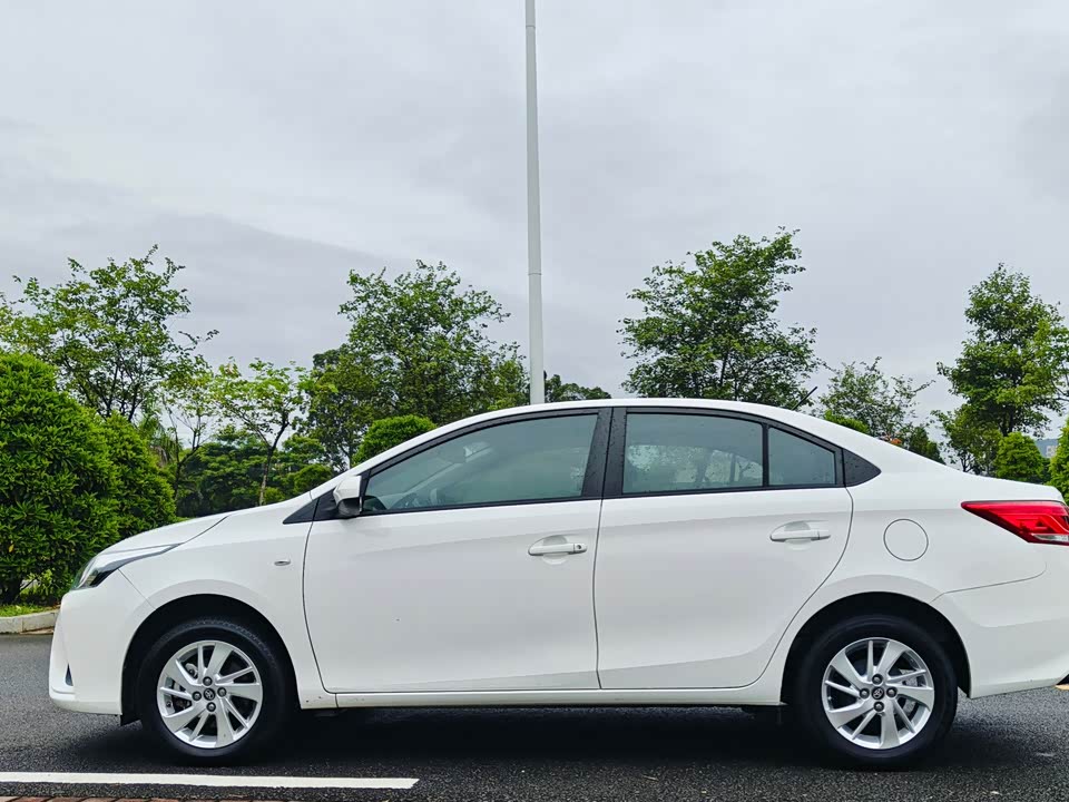 Toyota YARiS L to enjoy