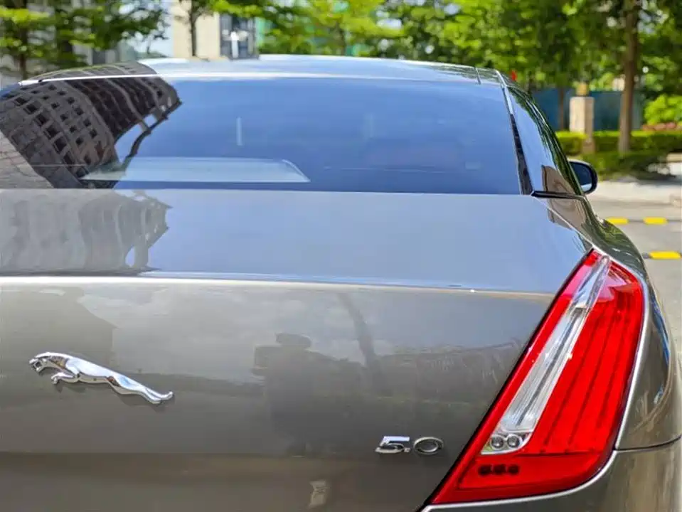 Jaguar XJ