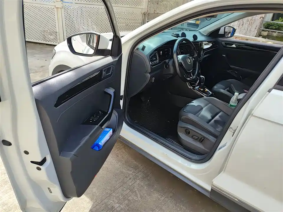 Volkswagen T-ROC exploring Songs