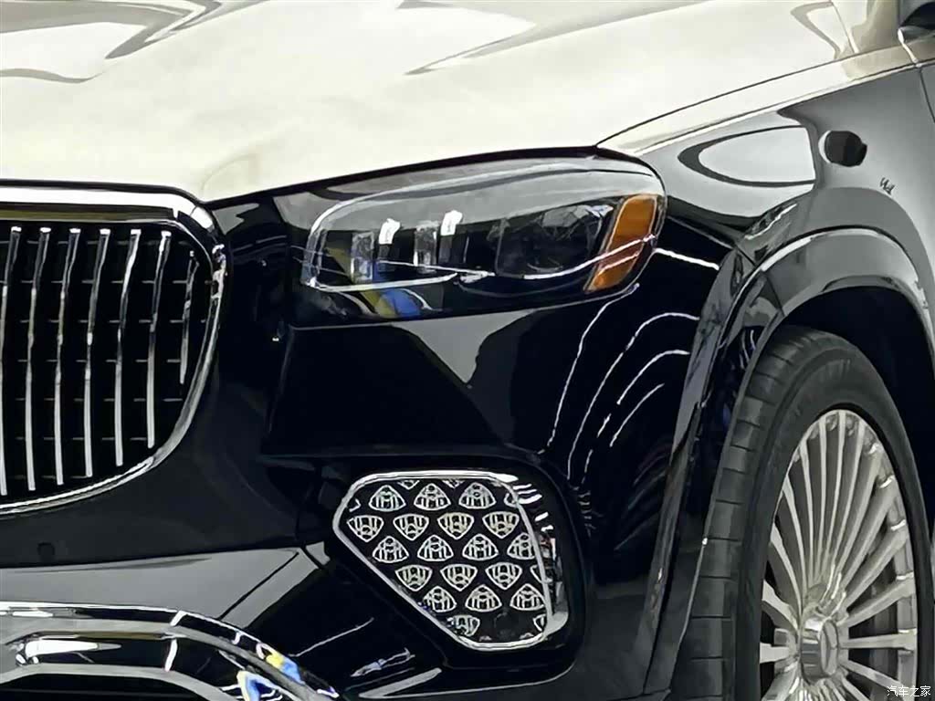 Maybach GLS, 2024 3