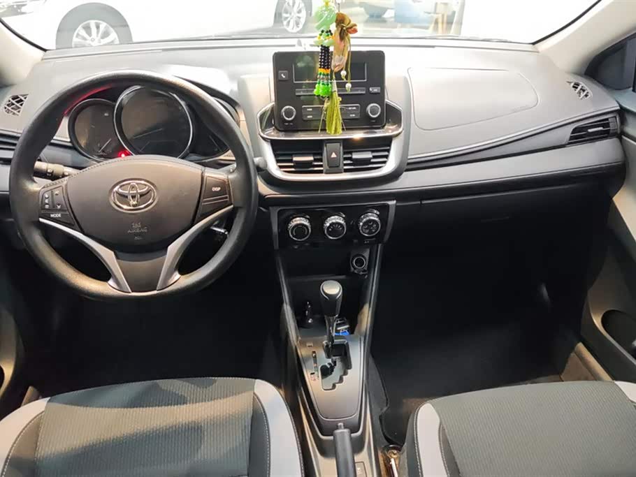 Toyota YARiS L to enjoy