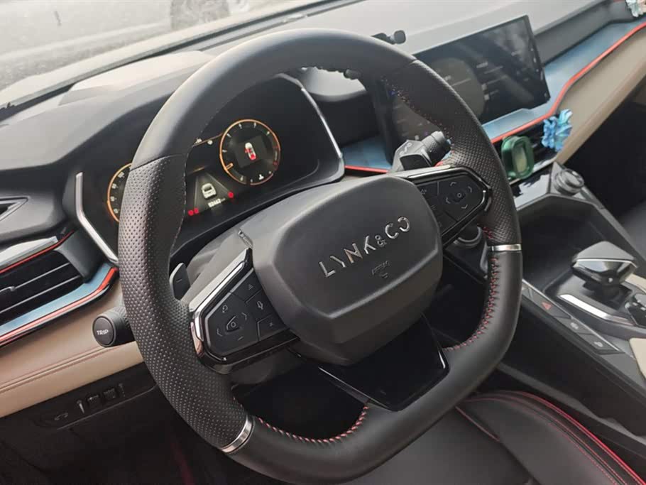 Lynk & Co 06