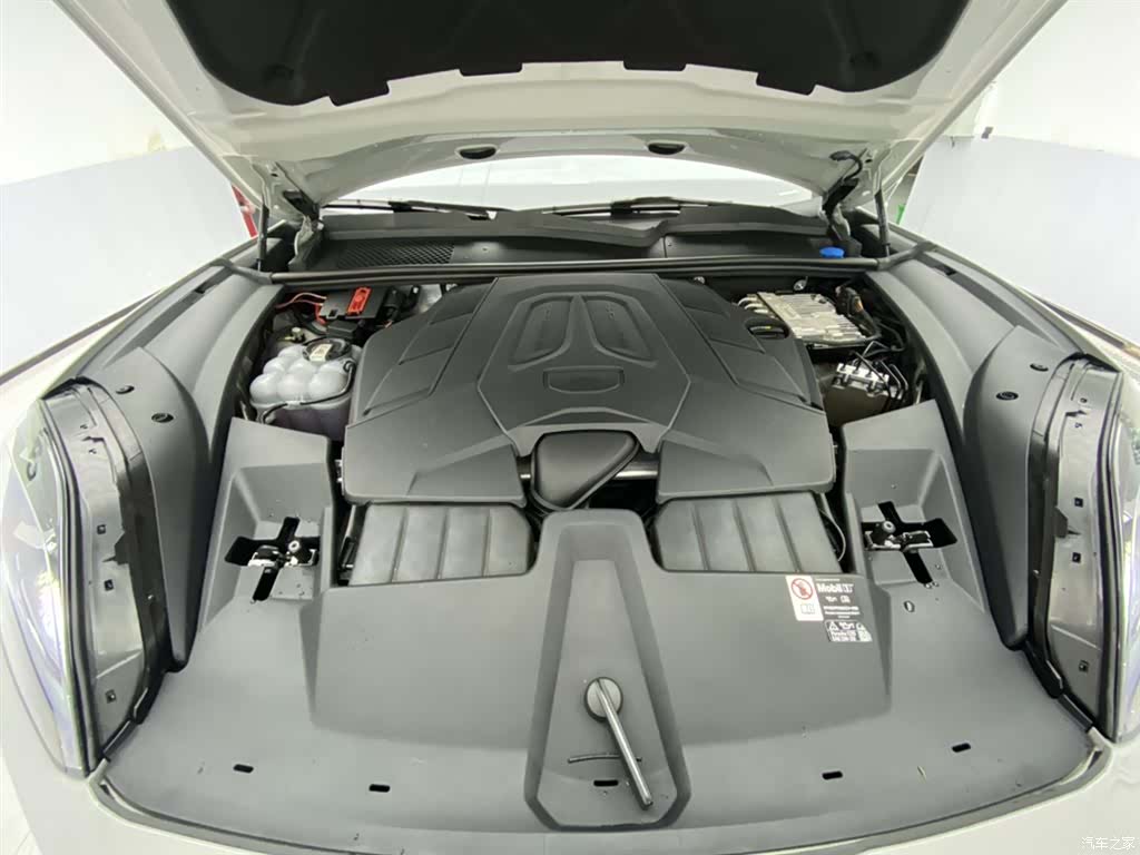 Porsche Cayenne, 2025 12