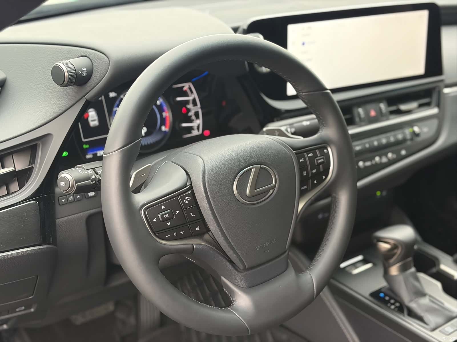 Lexus ES, 2024 4