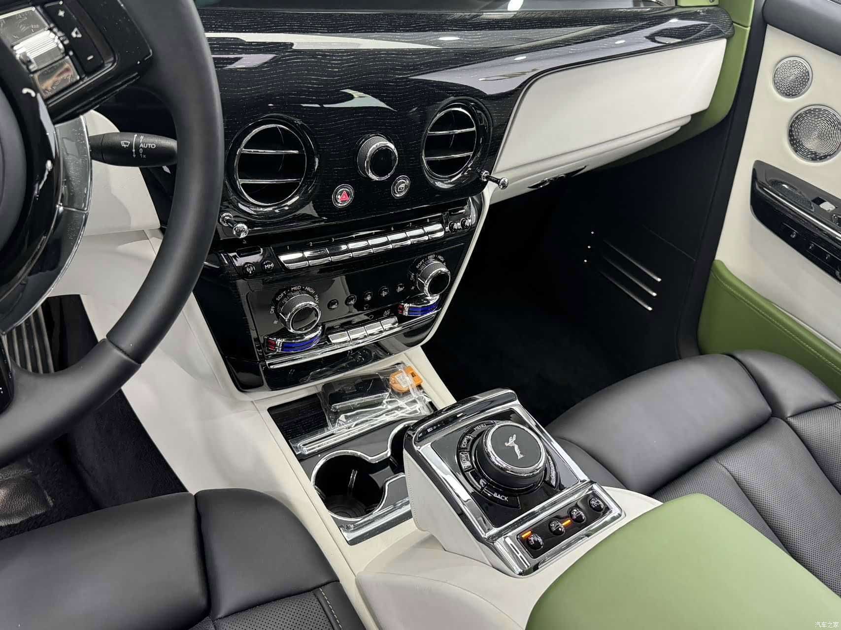 Rolls-Royce Phantom, 2023 25