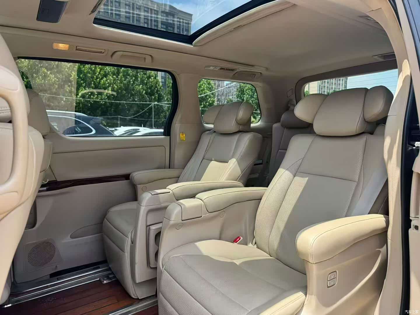 Toyota Alphard, 2011 8
