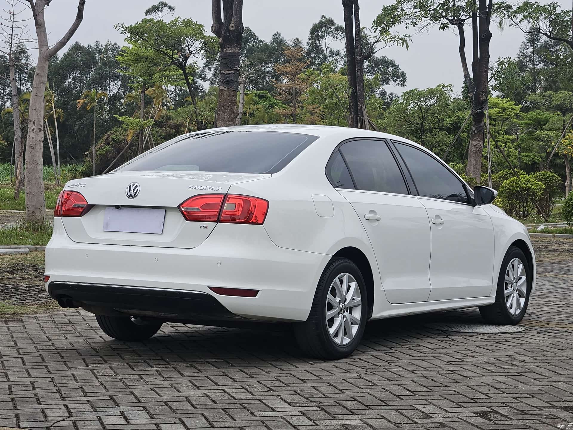 Volkswagen Sagitar, 2012 12