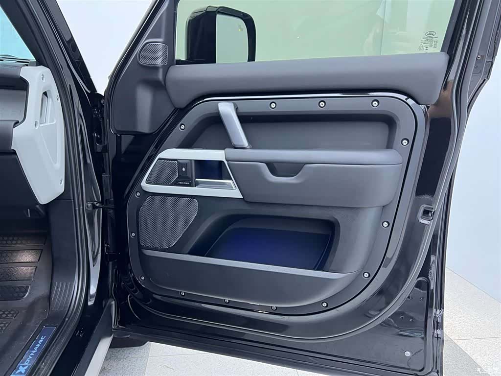 Land Rover Defender, 2024 24