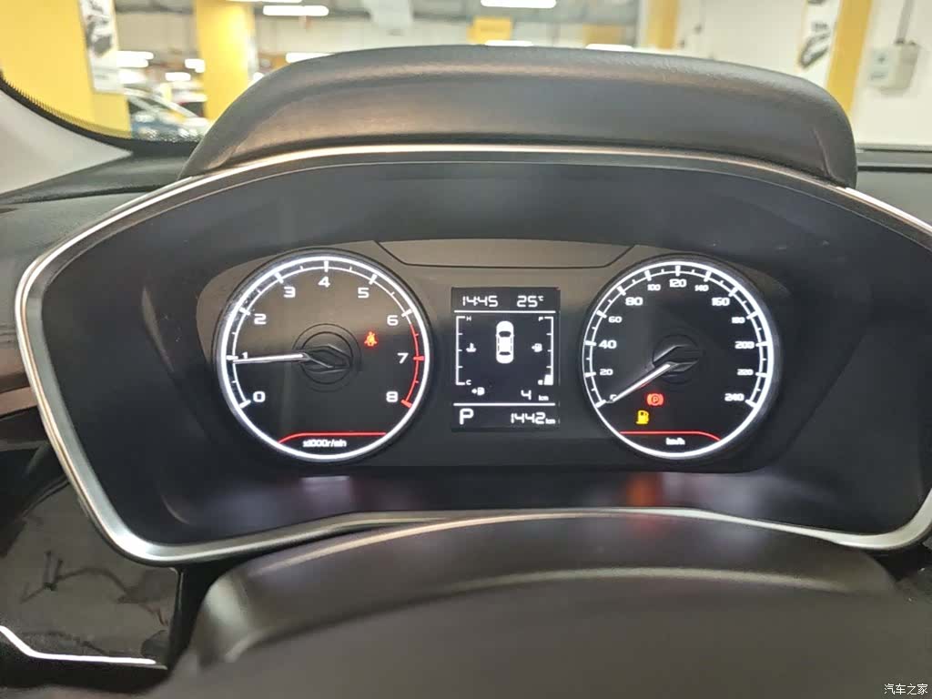 Geely Coolray, 2025 12