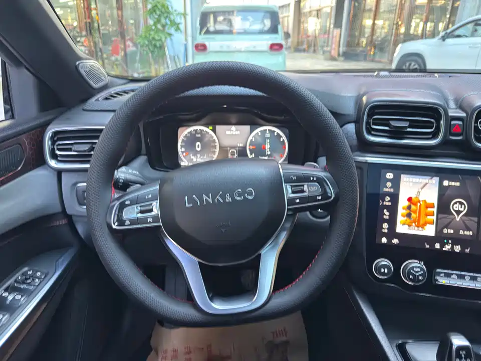 Lynk & Co 03