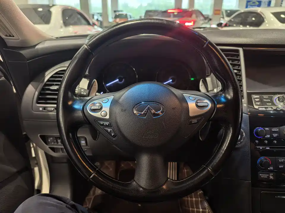 Infiniti QX70