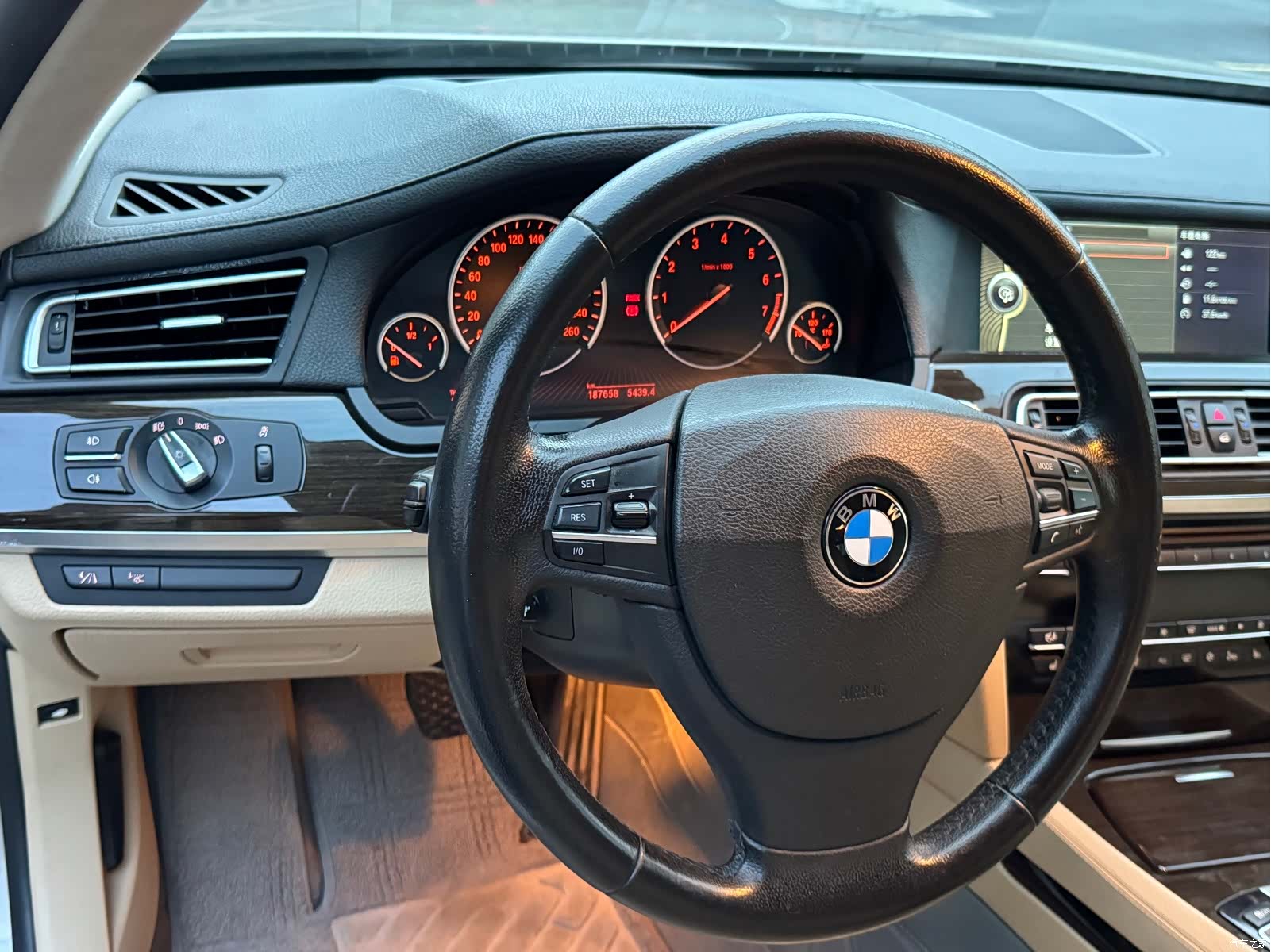 BMW 7 Series, 2012 10