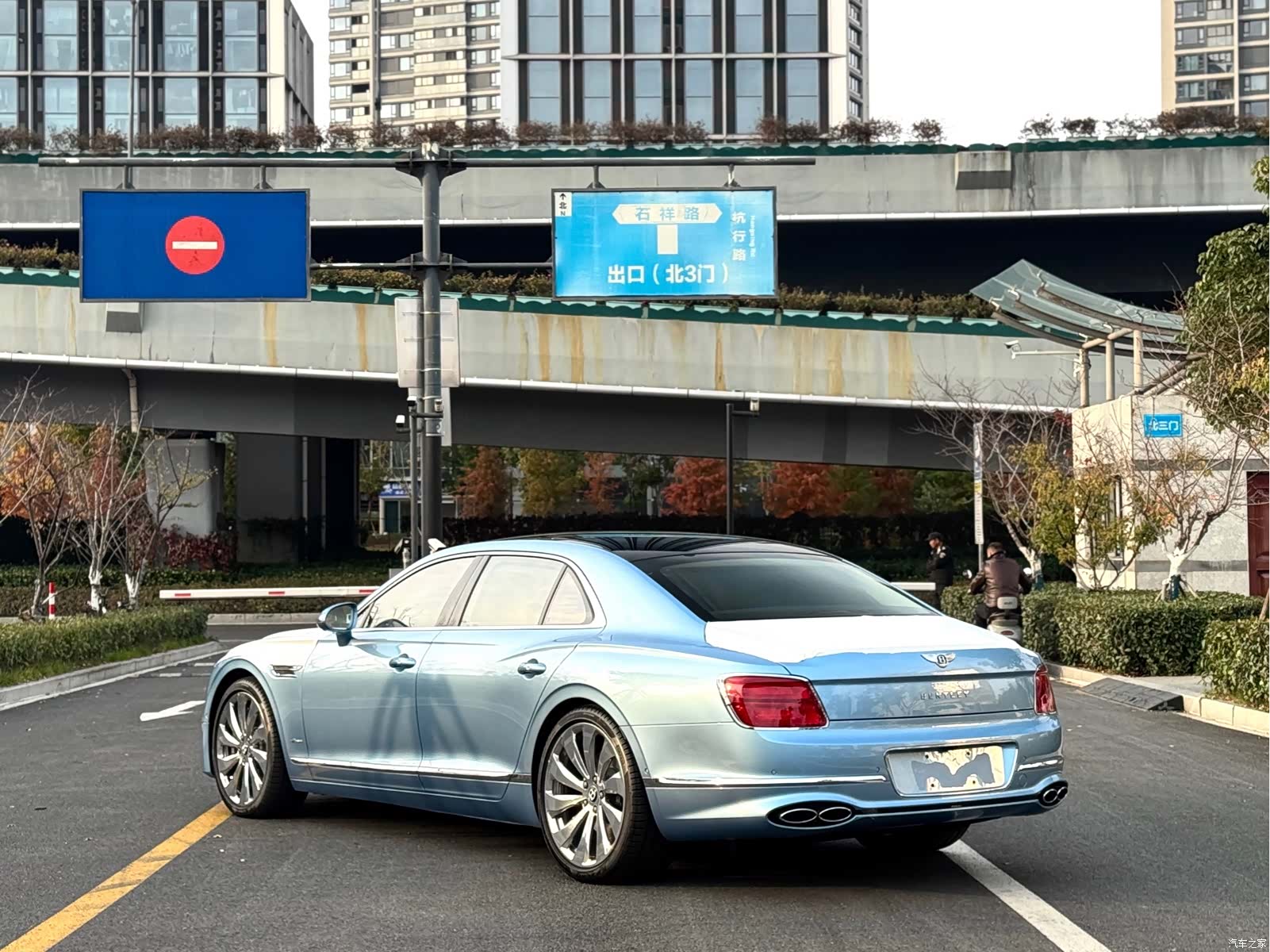 Bentley Flying Spur, 2024 9