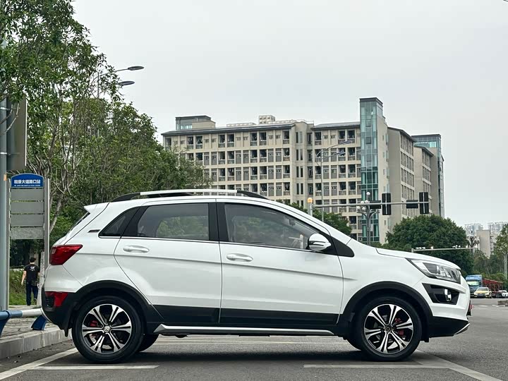 BAIC Senova X25 2015 1.5L МКПП Elite