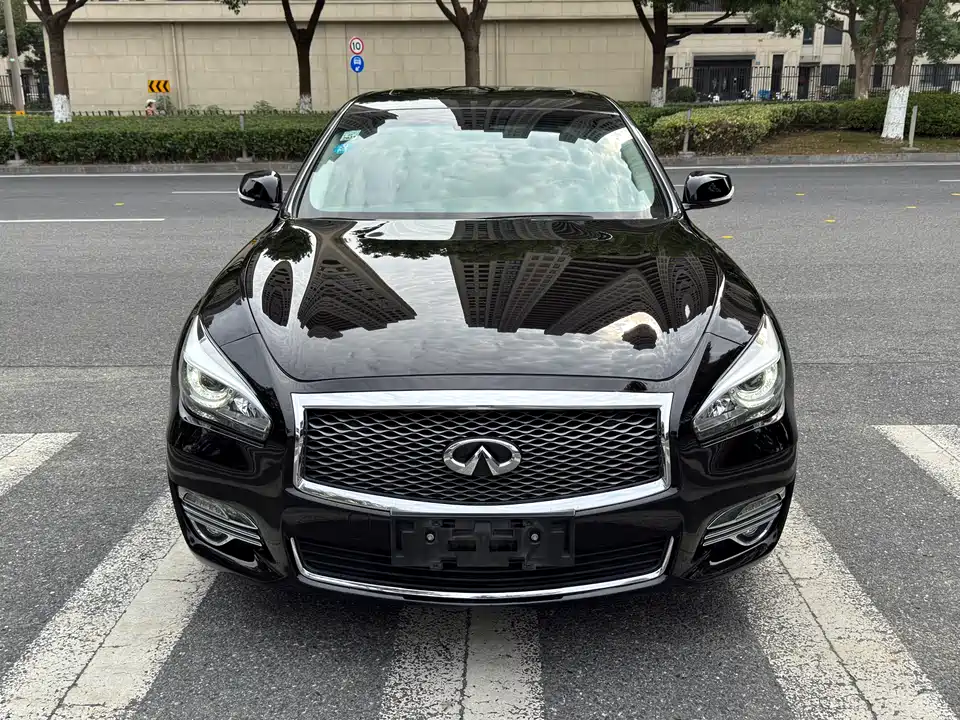 Infiniti Q70