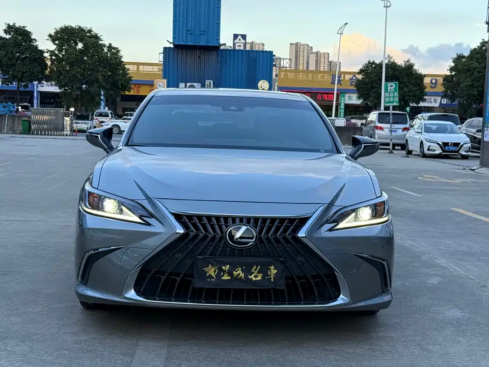 Lexus ES