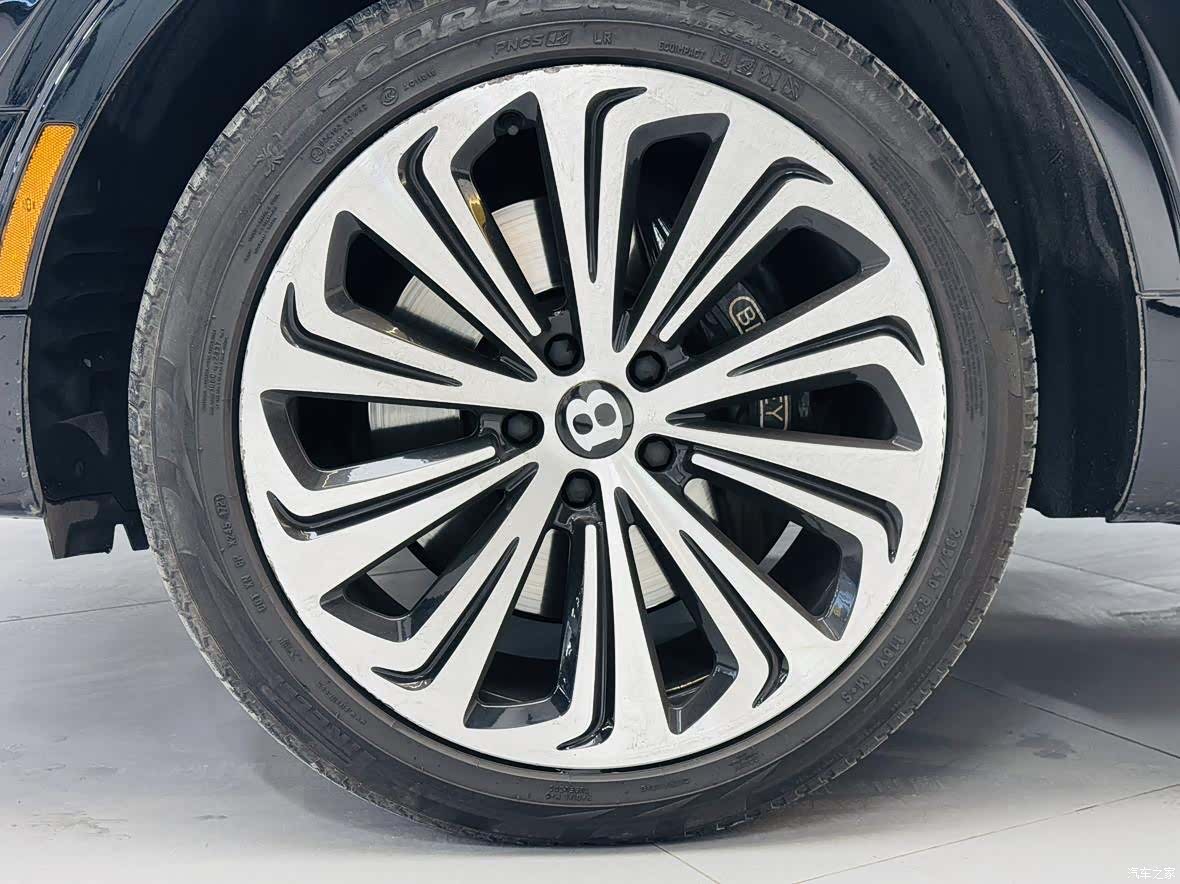 Bentley Bentayga, 2022 29