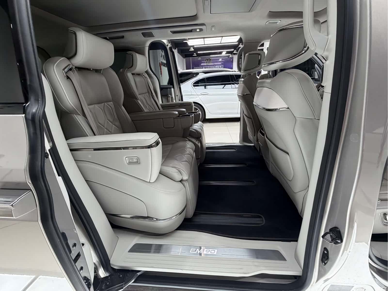 Volvo EM90, 2024 15