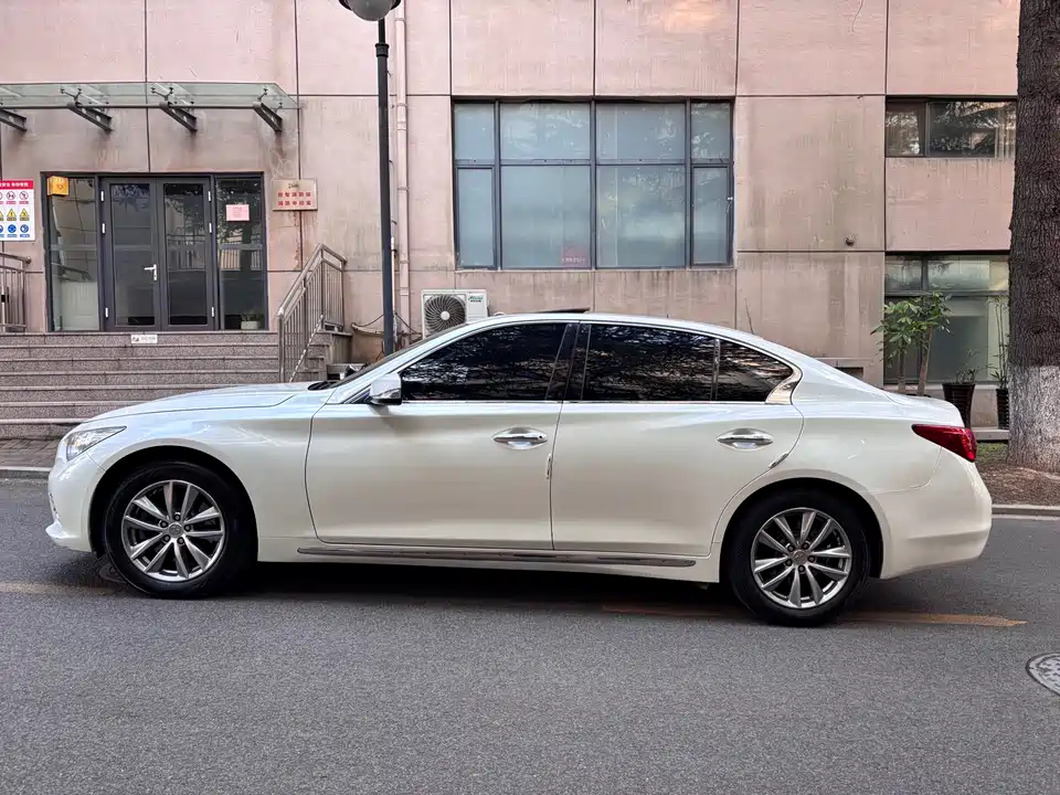 Infiniti Q50L