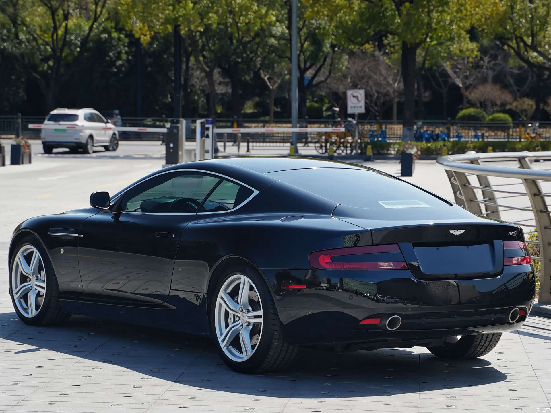 Aston Martin DB9, 2009 12