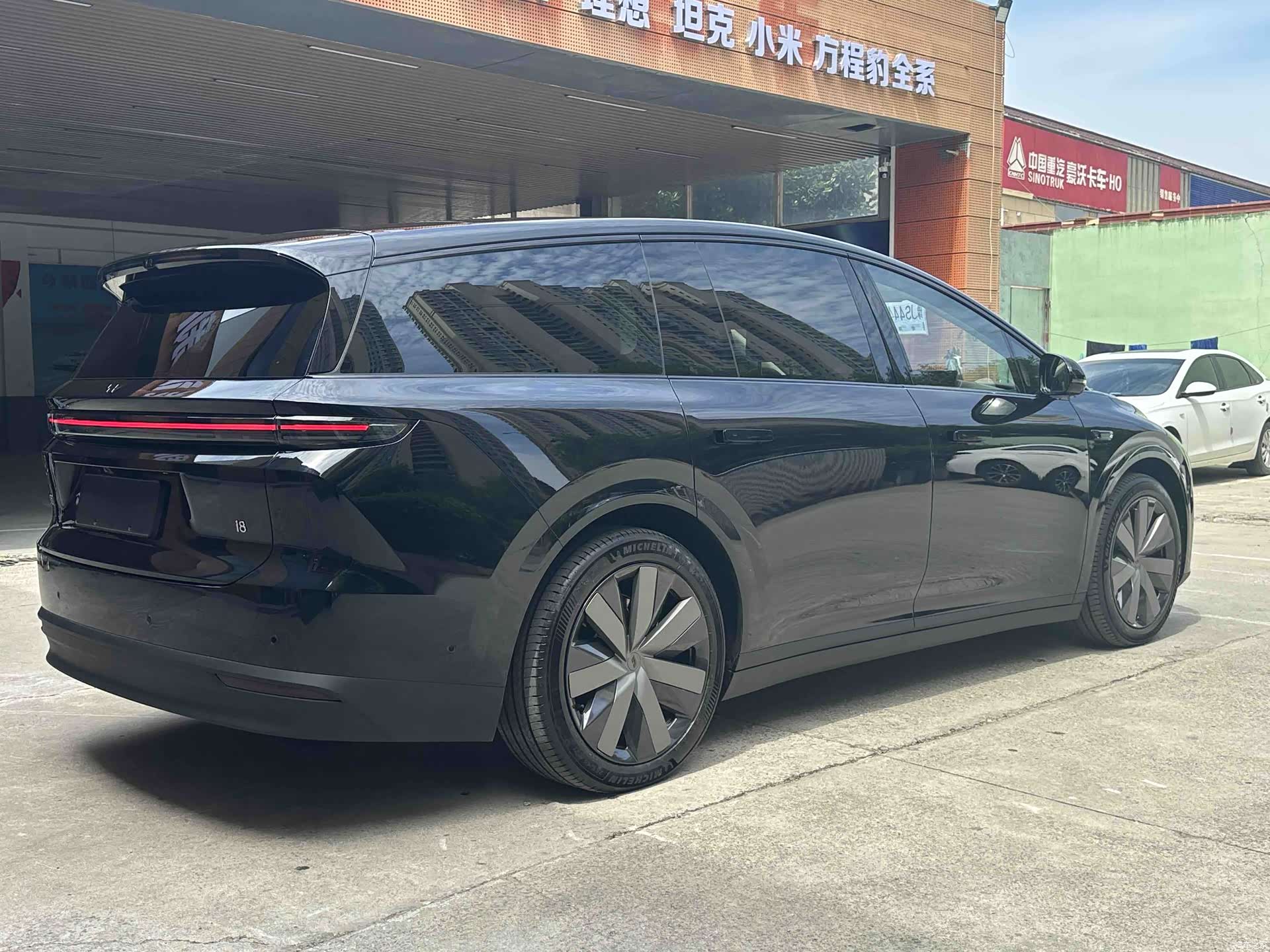 Li Auto i8, 2025 4