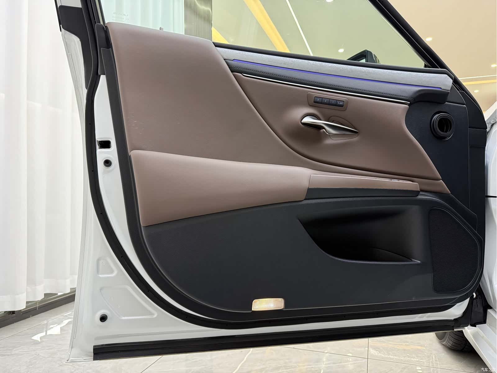 Lexus ES, 2025 3