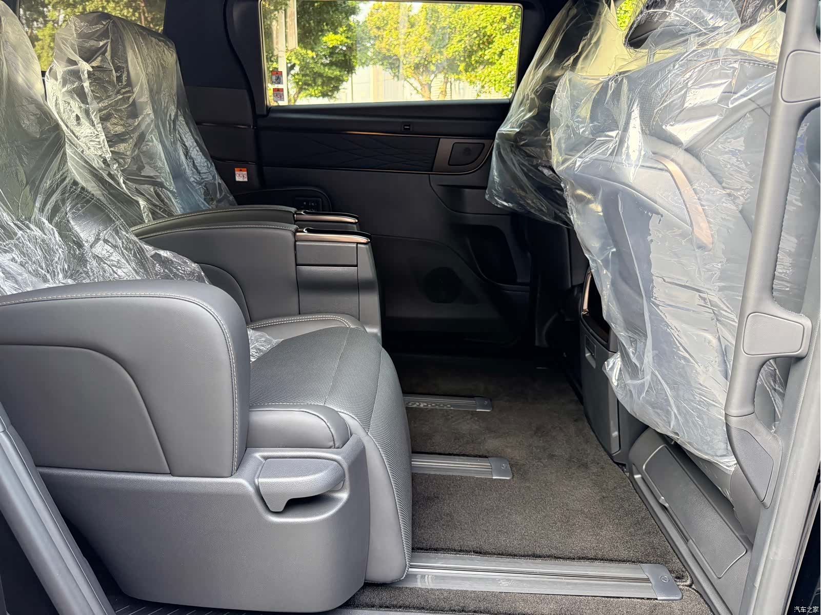 Toyota Alphard, 2025 10