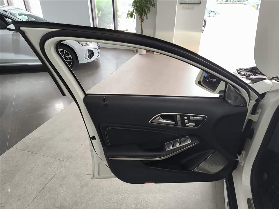 Mercedes-Benz GLA Mercedes-Benz GLA