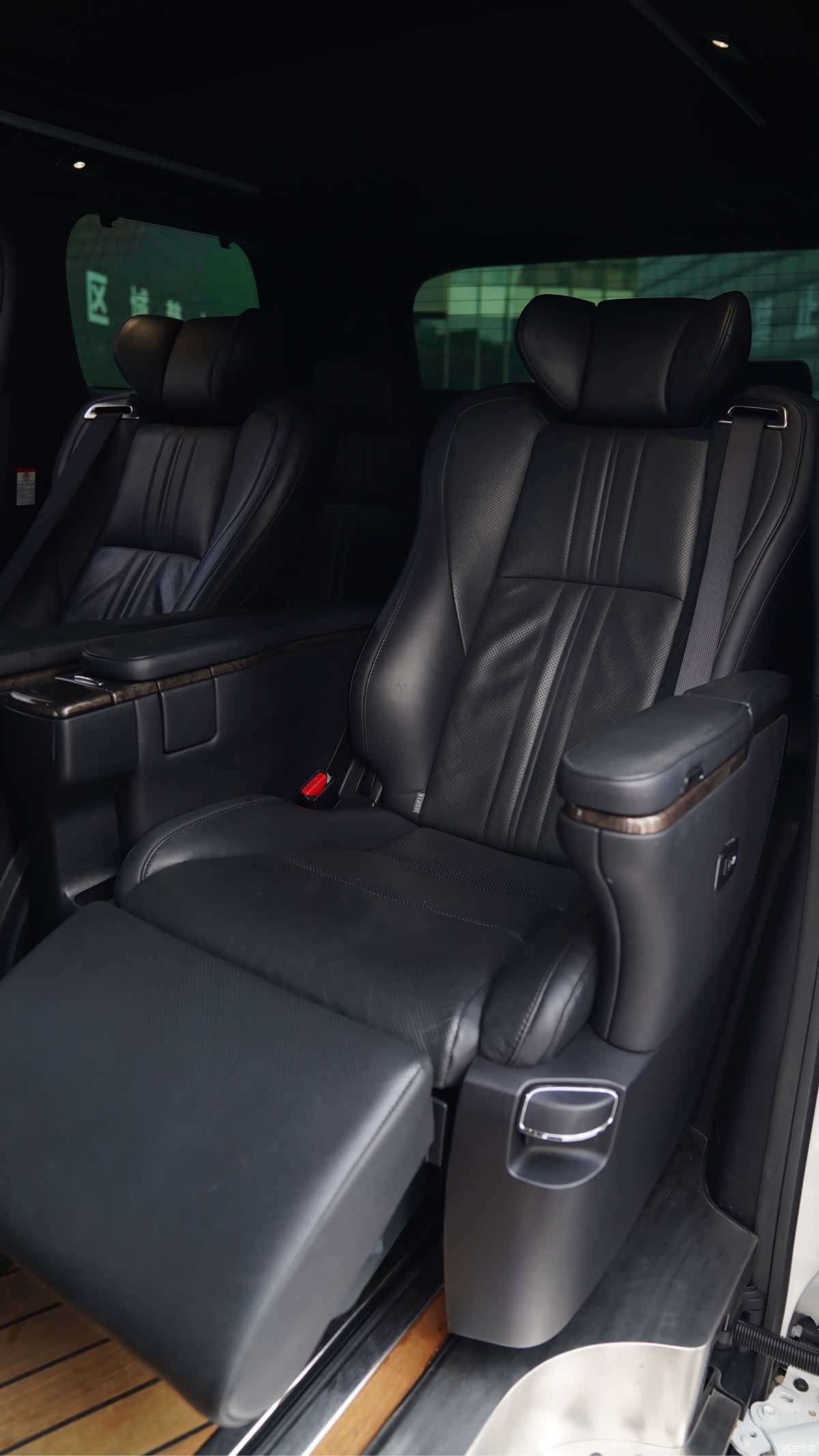 Toyota Alphard, 2022 10