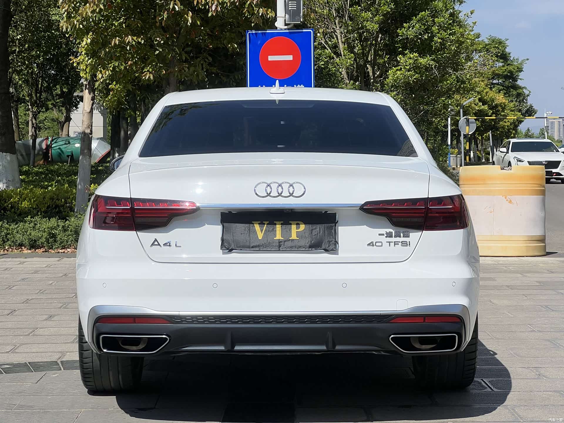 Audi A4L, 2022 все фото