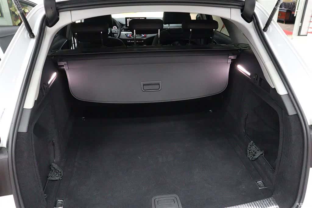Audi A4, 2022 24