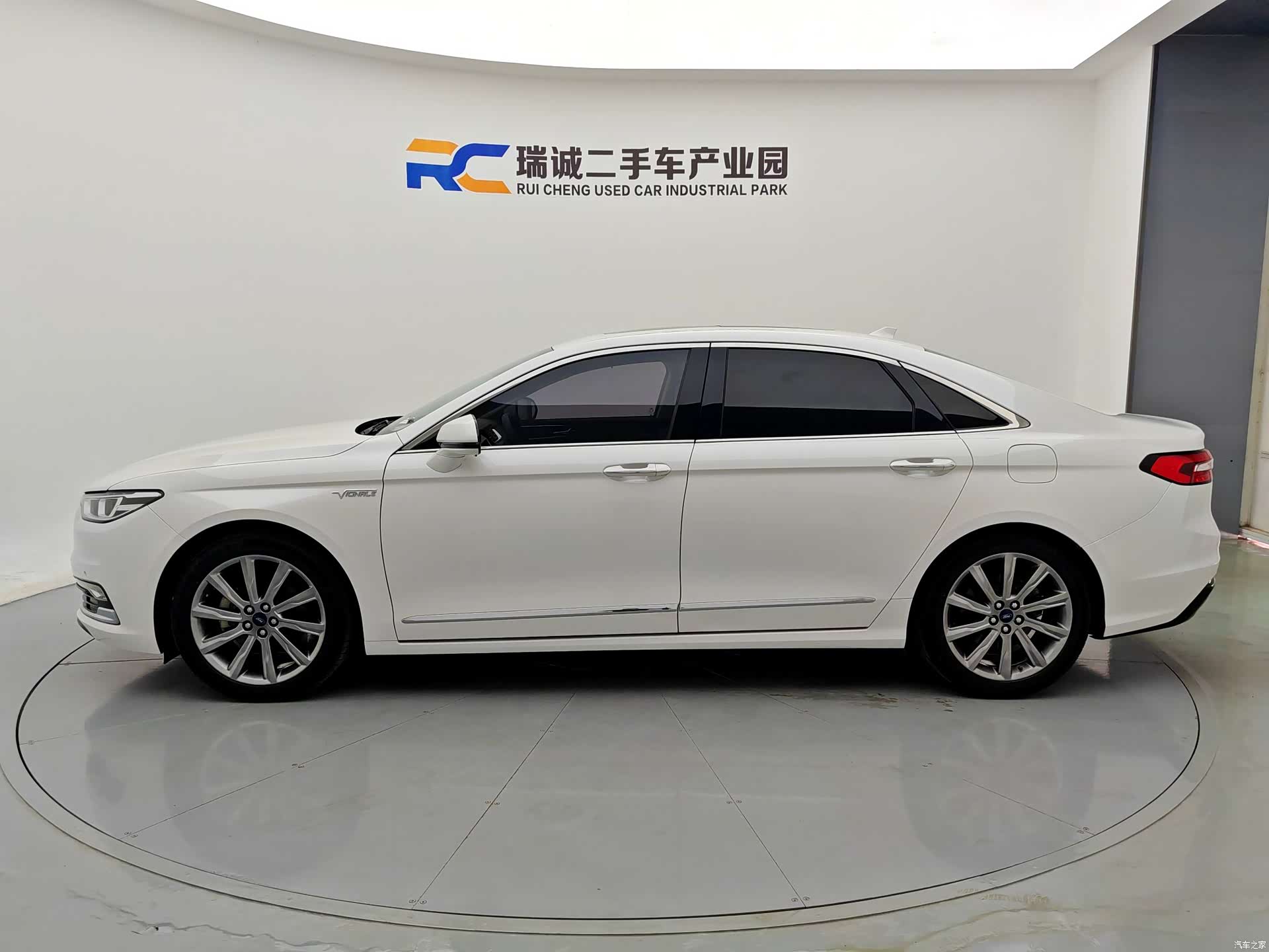 Ford Taurus, 2020 3
