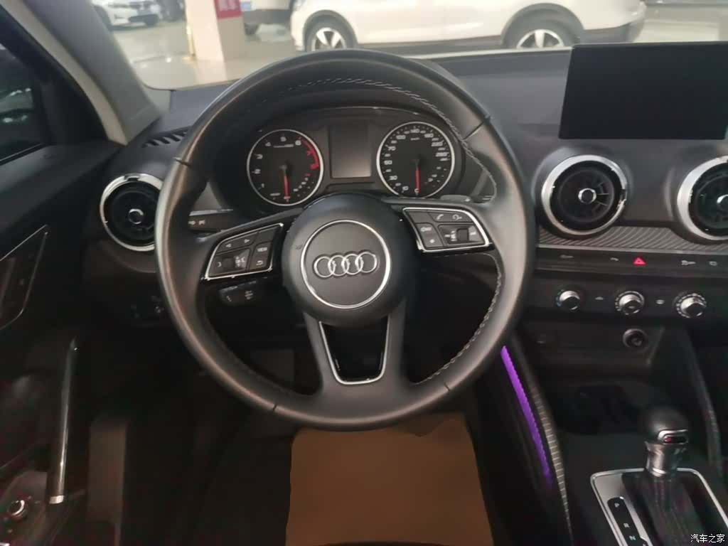 Audi Q2L, 2023 11