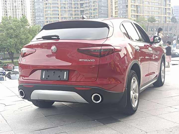 Alfa Romeo Stelvio si tan wei 2017 2.0T 200HP jing ying ban