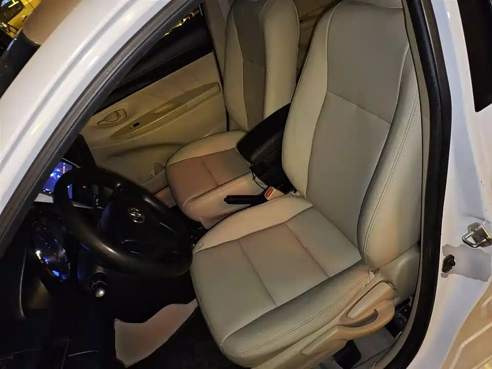 Toyota YARiS L to enjoy