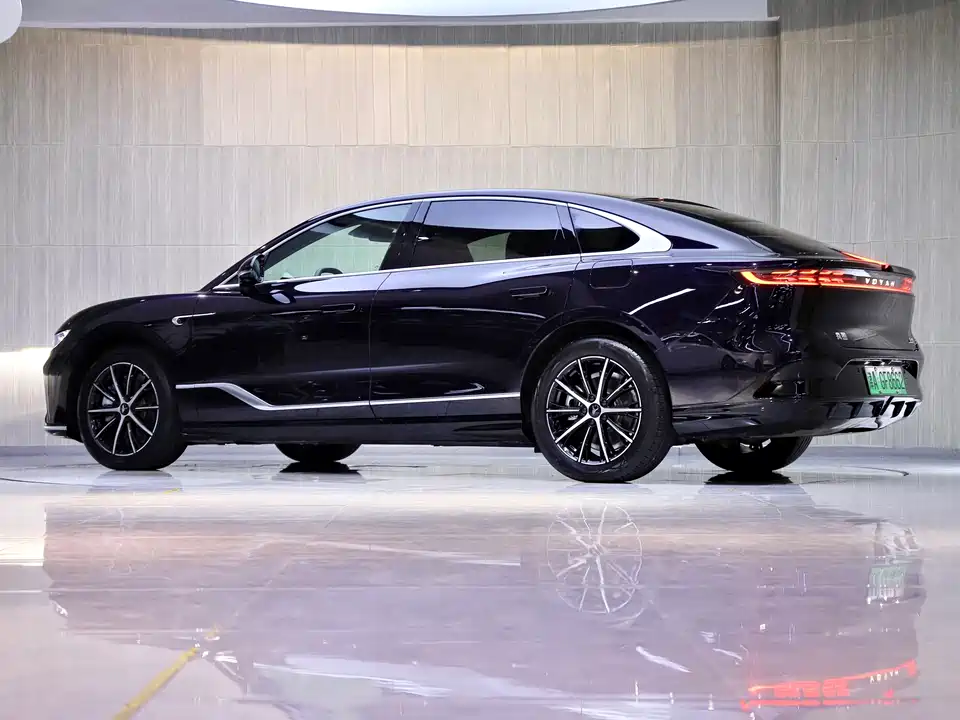 VOYAH Lantu chasing light