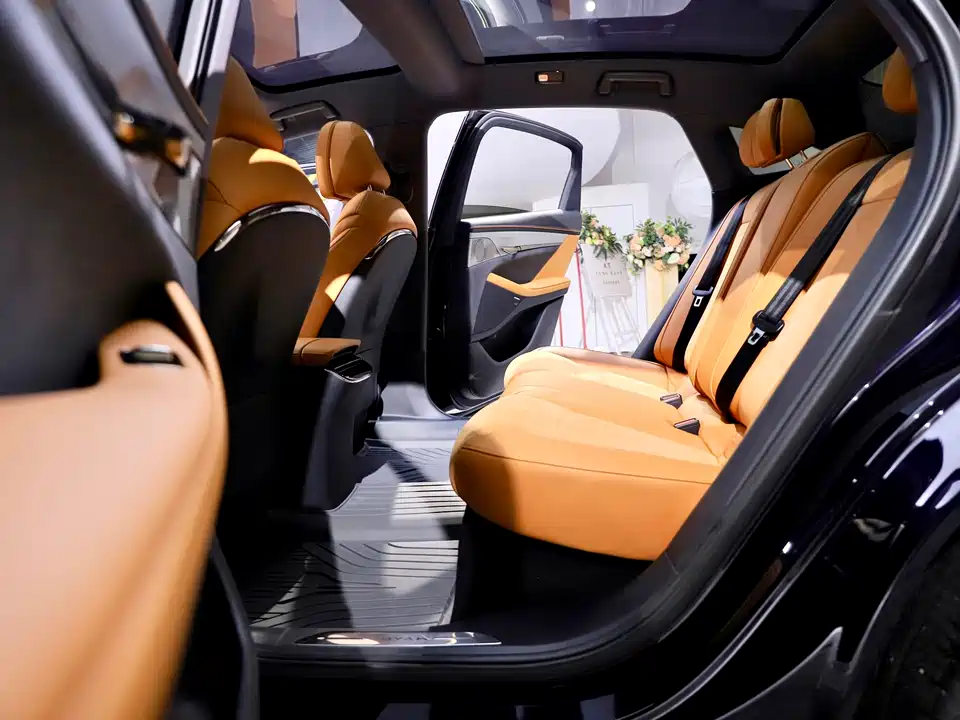 VOYAH Lantu chasing light