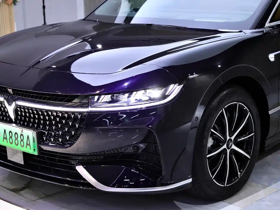 VOYAH Lantu chasing light