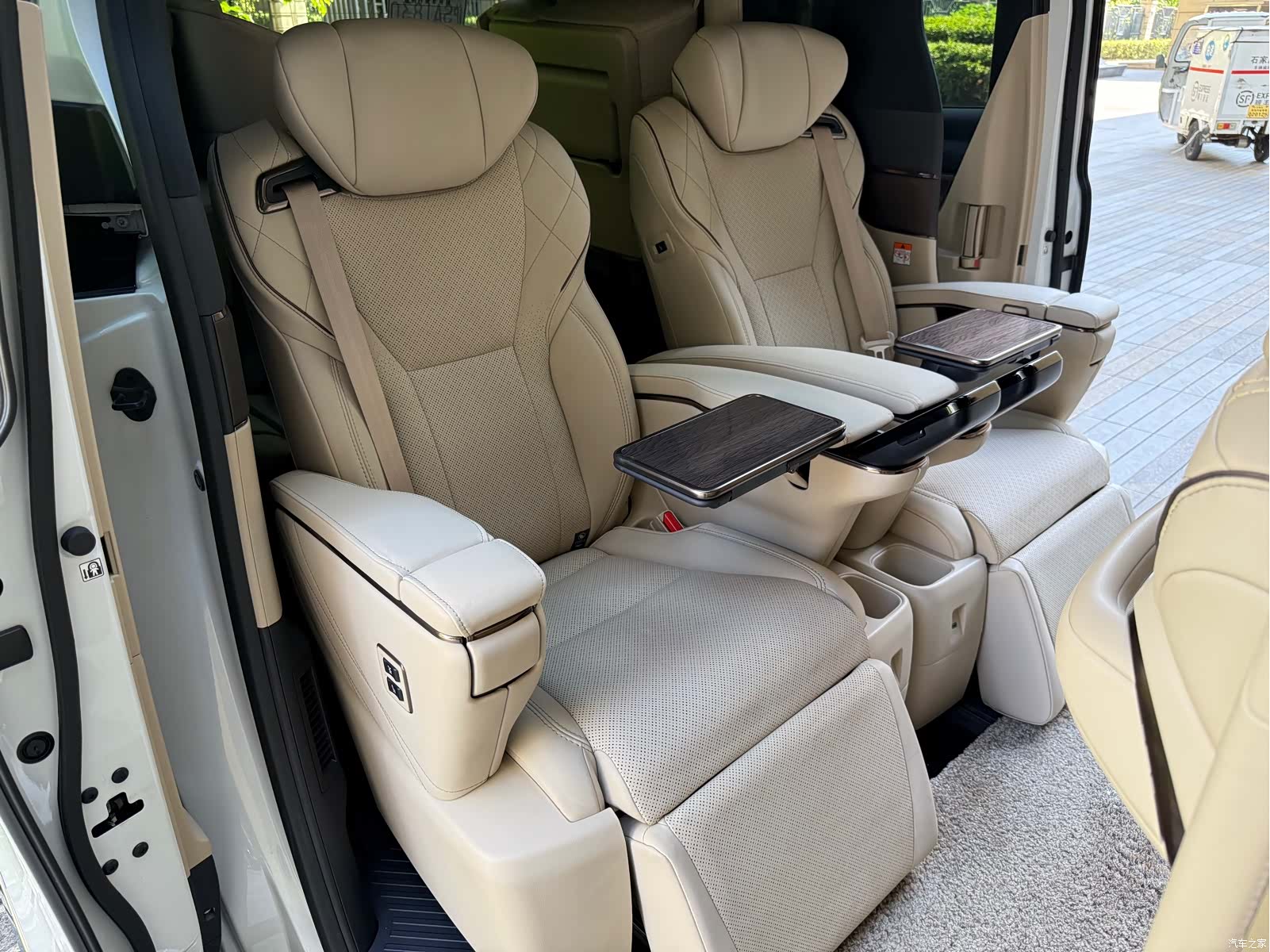 Toyota Alphard, 2024 11