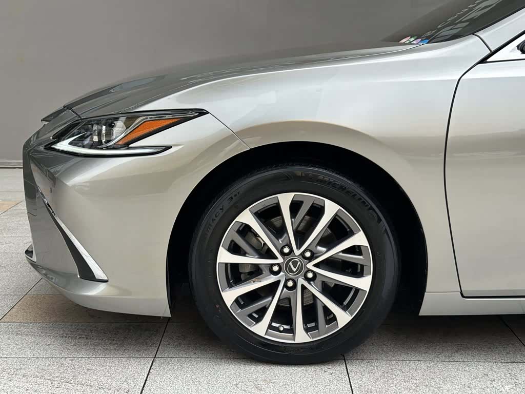 Lexus ES, 2023 все фото