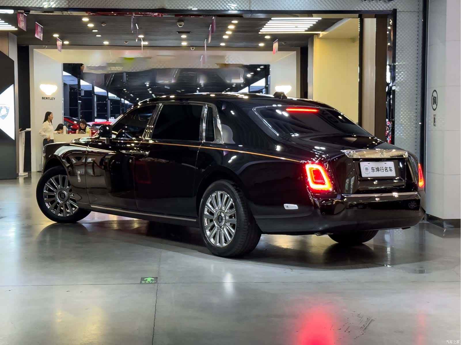 Rolls-Royce Phantom, 2023 4